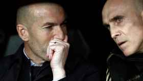 Zinedine Zidane comentando con su segundo el partido contra el Athletic Club / EFE