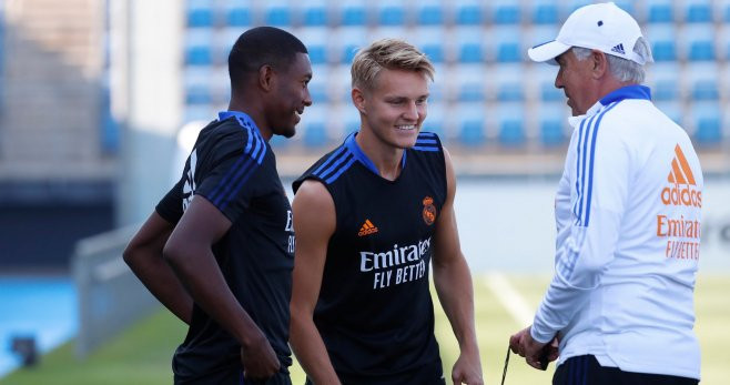 Ancelotti hablando con Alaba y Odegaard, en un entrenamiento del Real Madrid / Real Madrid