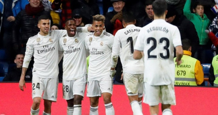 El Real Madrid celebrando el gol de Vinicius contra el Deportivo Alavés / EFE
