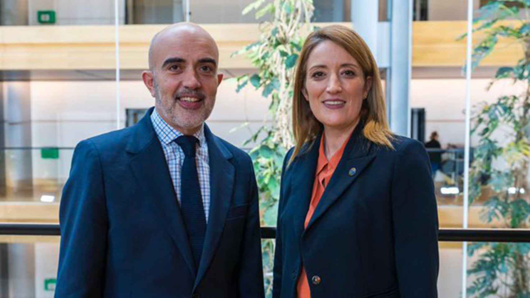 El candidato del PP a la alcaldía de Barcelona, Daniel Sirera, y la presidenta del Parlamento europeo, Roberta Metsola / TWITTER