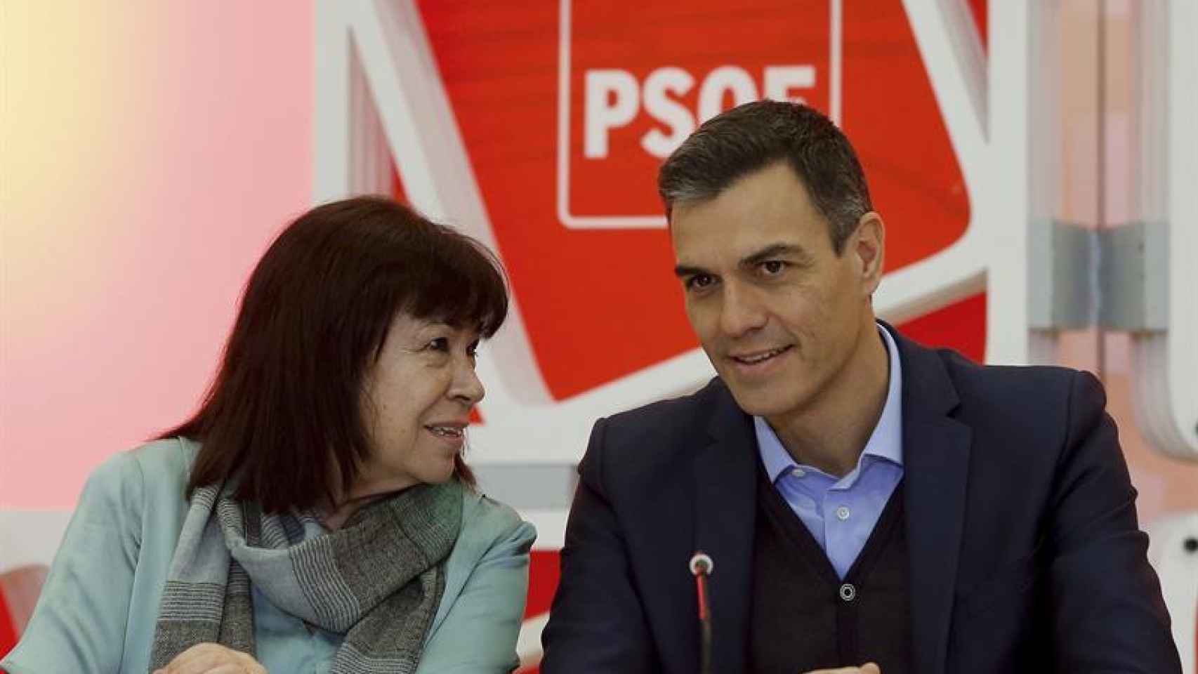 Cristina Narbona, presidenta del PSOE, y Pedro Sánchez, secretario general, en la ejecutiva del partido / EFE
