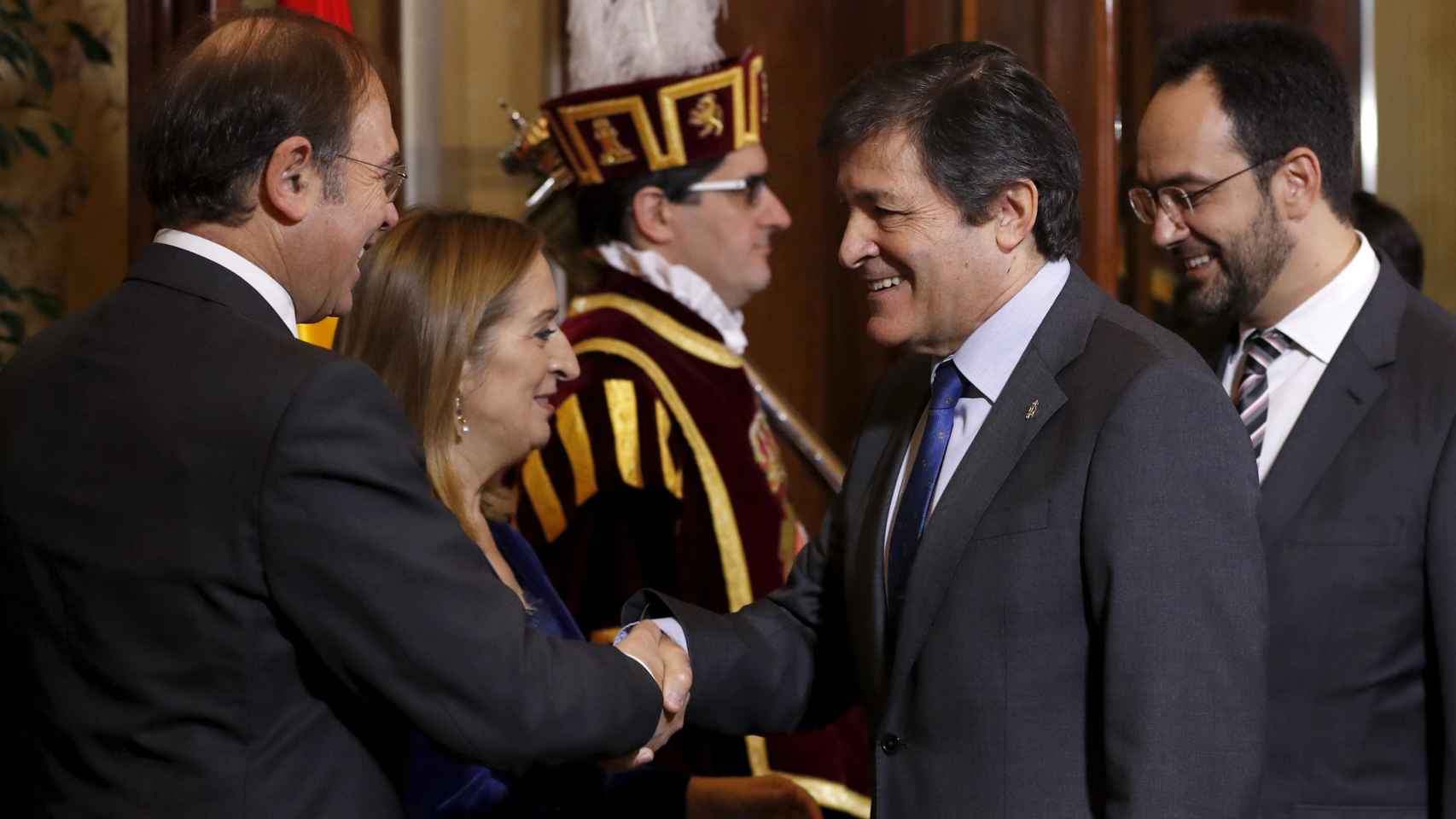 Javier Fernández saluda a los presidentes del Congreso, Ana Pastor, y del Senado, Pío García Escudero / EFE