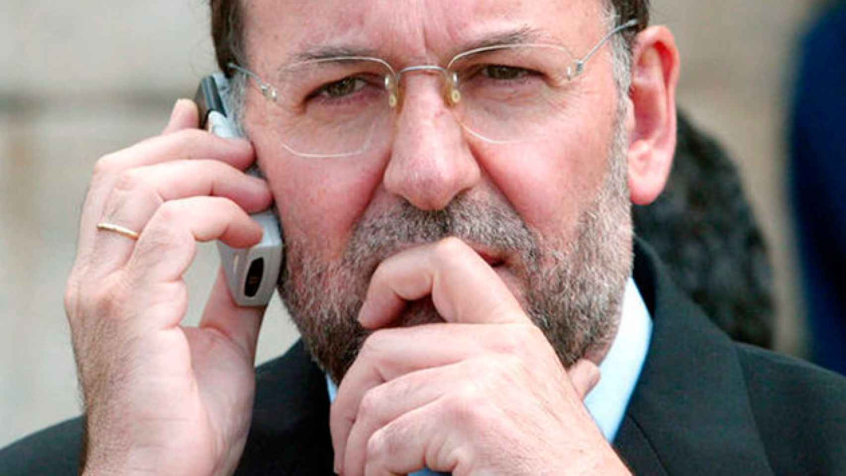 Mariano Rajoy habla por teléfono.