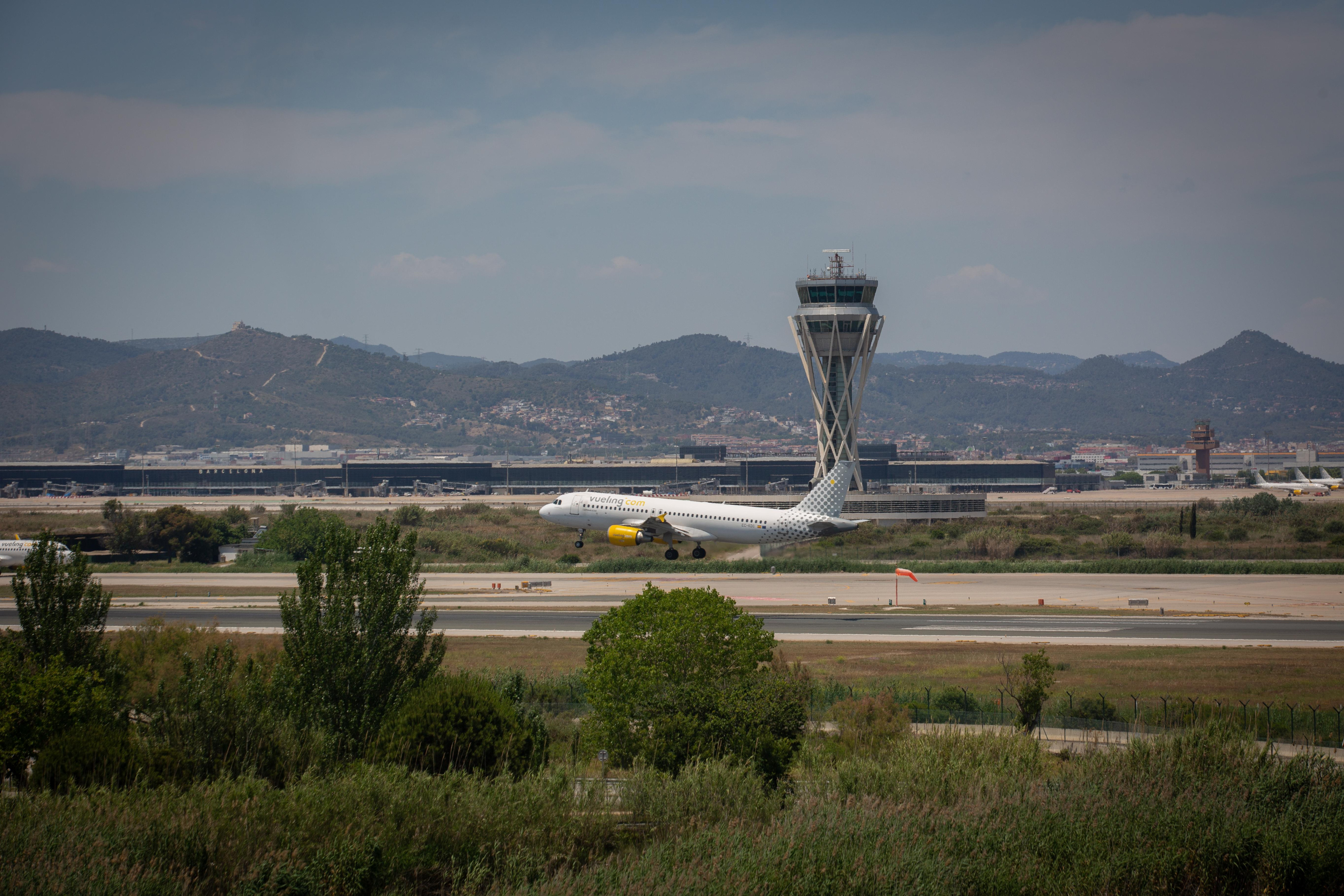 Vista de la torre de control del aeropuerto de El Prat / EP