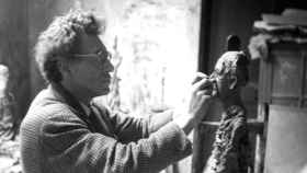Alberto Giacometti realizando una escultura / WIKIMEDIA