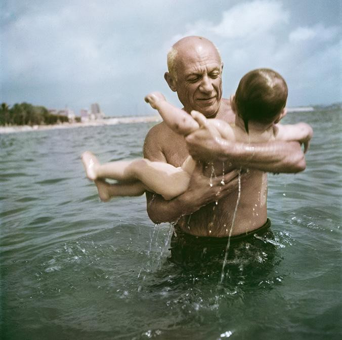 Pablo Picasso jugando en el agua con su hijo Claude / ROBERT CAPA - INTERNATIONAL CENTER OF PHOTOGRAPHY - MAGNUM PHOTOS