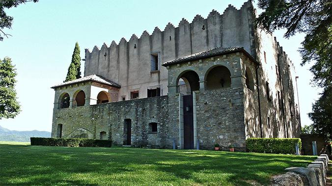 Castillo de Montesquiu / ALBERTO-G-ROVI - WIKIMEDIA COMMONS