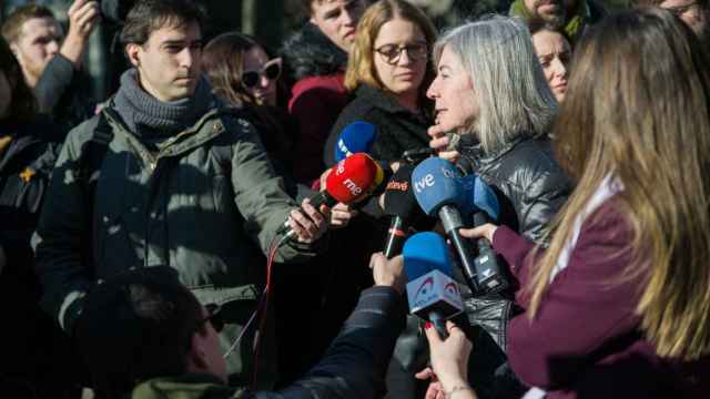 La presidenta de la ANC, Dolors Feliu, atendiendo a los medios en la concentración contra la visita del Rey Felipe VI a Barcelona / Lorena Sopêna - EUROPA PRESS