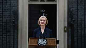 Liz Truss, primera ministra del Reino Unido, anunciando su dimisión ante el número 10 de Downing Street / EFE