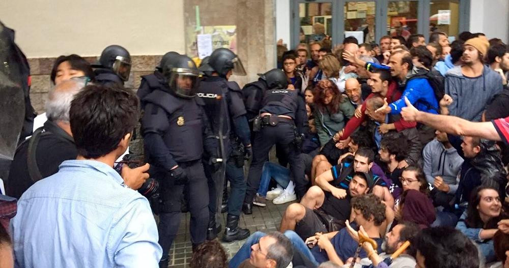 La Policía Nacional actuando en colegios de Barcelona para evitar el referéndum ilegal del 1-O / EP