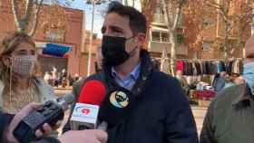 El presidente del PP de Barcelona, Manu Reyes, en declaraciones a periodistas este martes en Gavà (Barcelona) / PP
