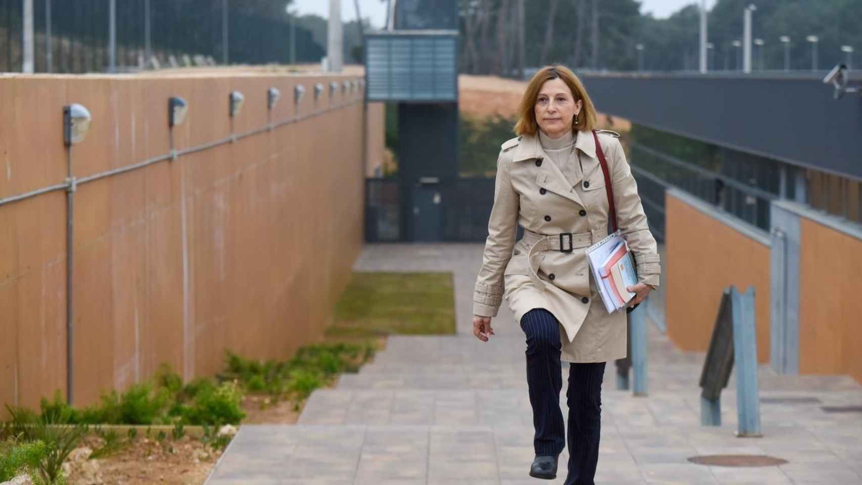 La expresidenta del Parlament de Cataluña, Carme Forcadell, sale de la prisión de Mas d'Enric / EP