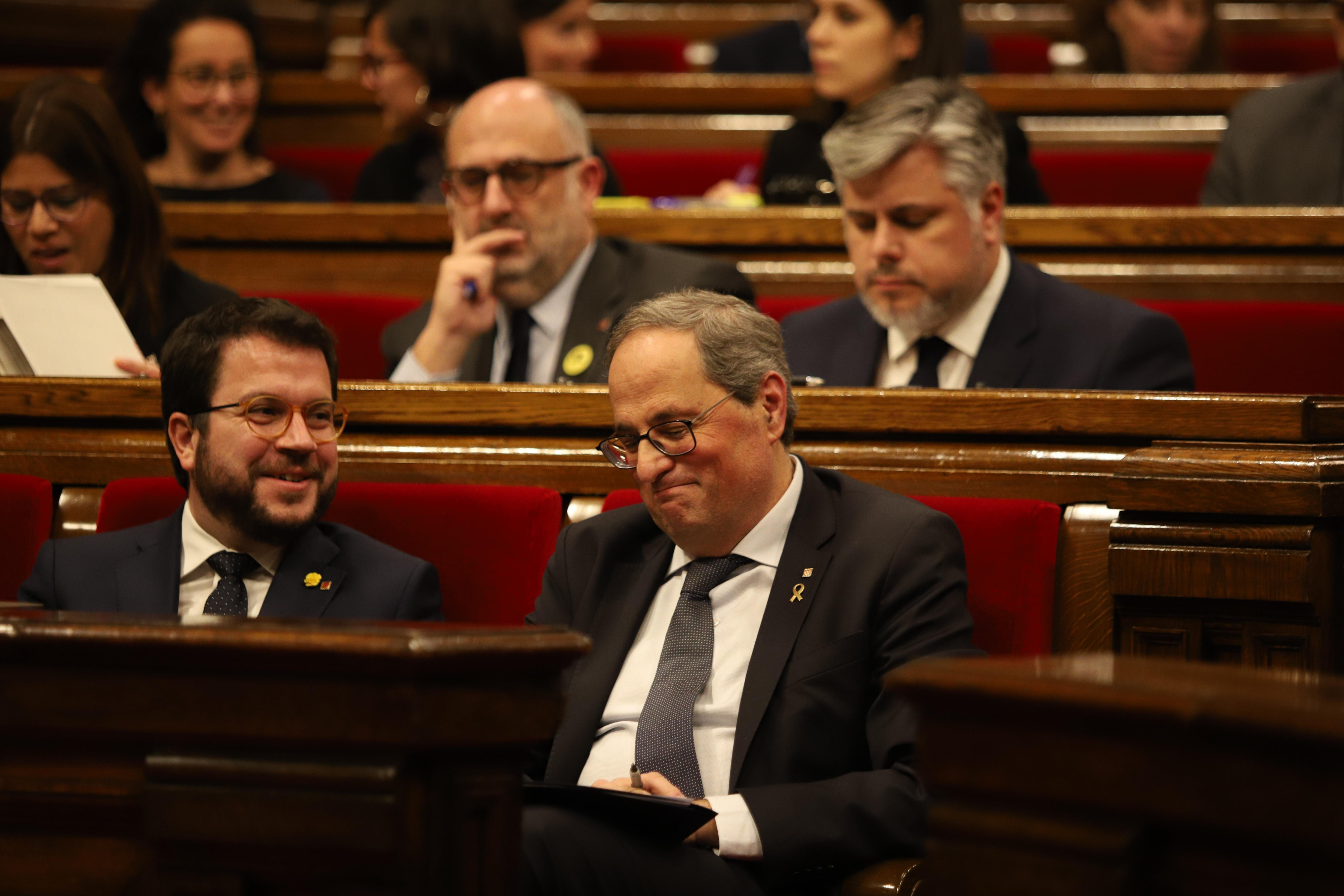 Pere Aragonès (ERC) y Quim Torra (JxCAT), vicepresidente y presidente de la Generalitat, durante una sesión plenaria del Parlament / EUROPA PRESS
