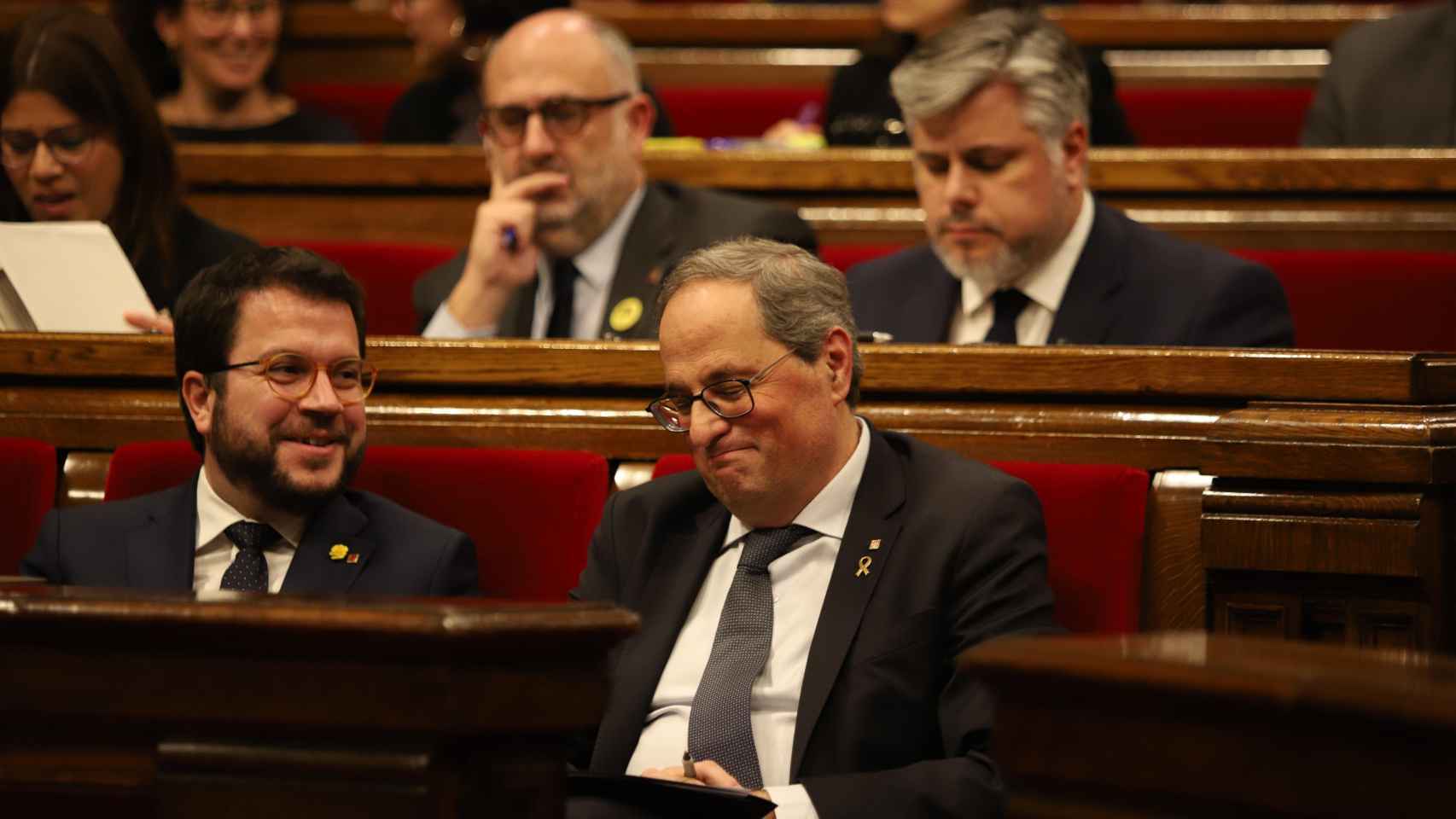 Pere Aragonès (ERC) y Quim Torra (JxCAT), vicepresidente y presidente de la Generalitat, durante una sesión plenaria del Parlament / EUROPA PRESS