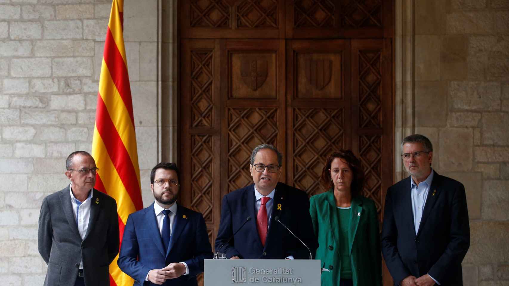 El presidente de la Generalitat, Quim Torra, junto a su vicepresidente, Pere Aragonés, y los alcaldes de Lleida, Girona y Tarragona. Independentistas / EFE