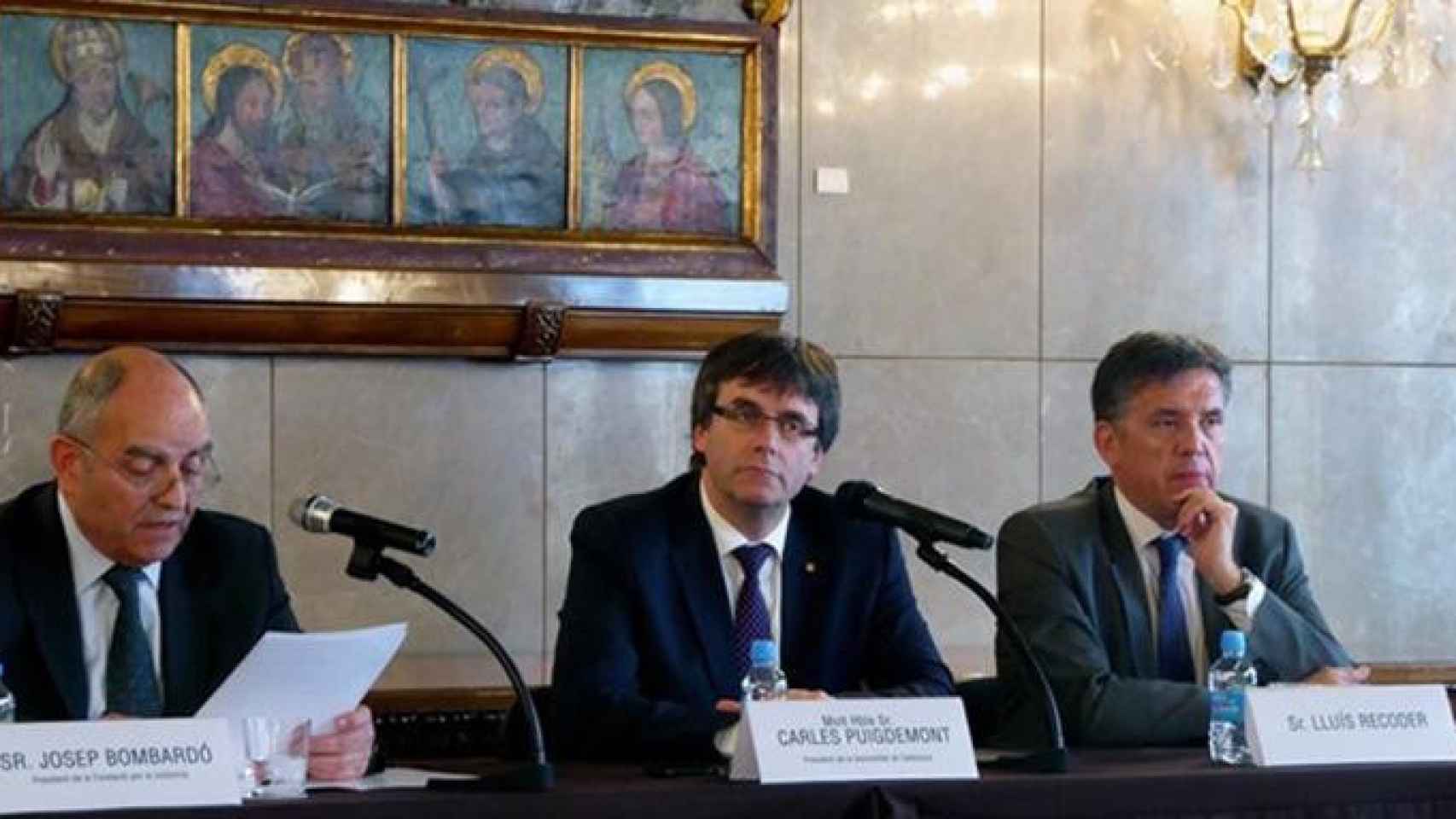 El exconsejero Lluís Recoder (d) y Carles Puigdemont (c) en una imagen de archivo / EUROPA PRESS