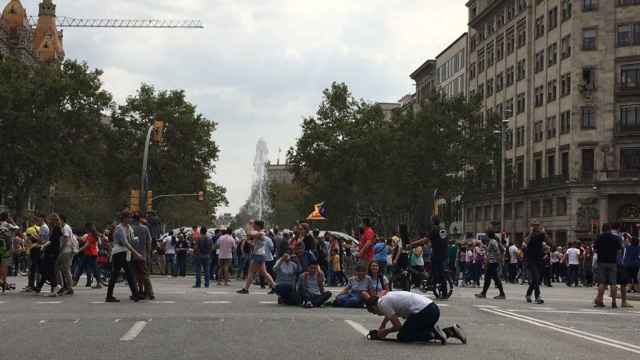 Un grupo de turistas se fotografía con una manifestación independentista de finales de 2017, EEUU ha pedido a sus compatriotas prudencia el 21D / CG