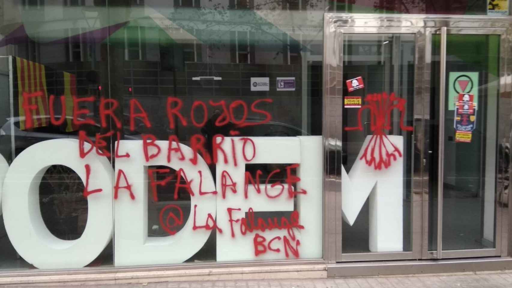 La sede de Podemos en Cataluña amanece con pintadas falangistas / TWITTER