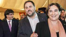 La lider de los comunes, Ada Colau, junto al presidente de ERC Oriol Junqueras (c) y Carles Puigdemont (i), en una imagen de archivo / CG