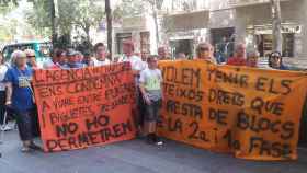 Barrios como el de Merinals (Sabadell), cuyos vecinos protestan en la imagen, sufren un grave deterioro / TWITTER