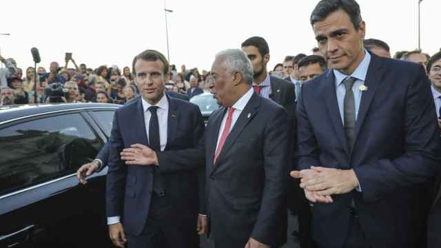 Pedro Sánchez, junto al primer ministro portugués, Antonio Costa, y el presidente de Francia, Emmanuel Macron, el 27 de julio de Portugal / EFE