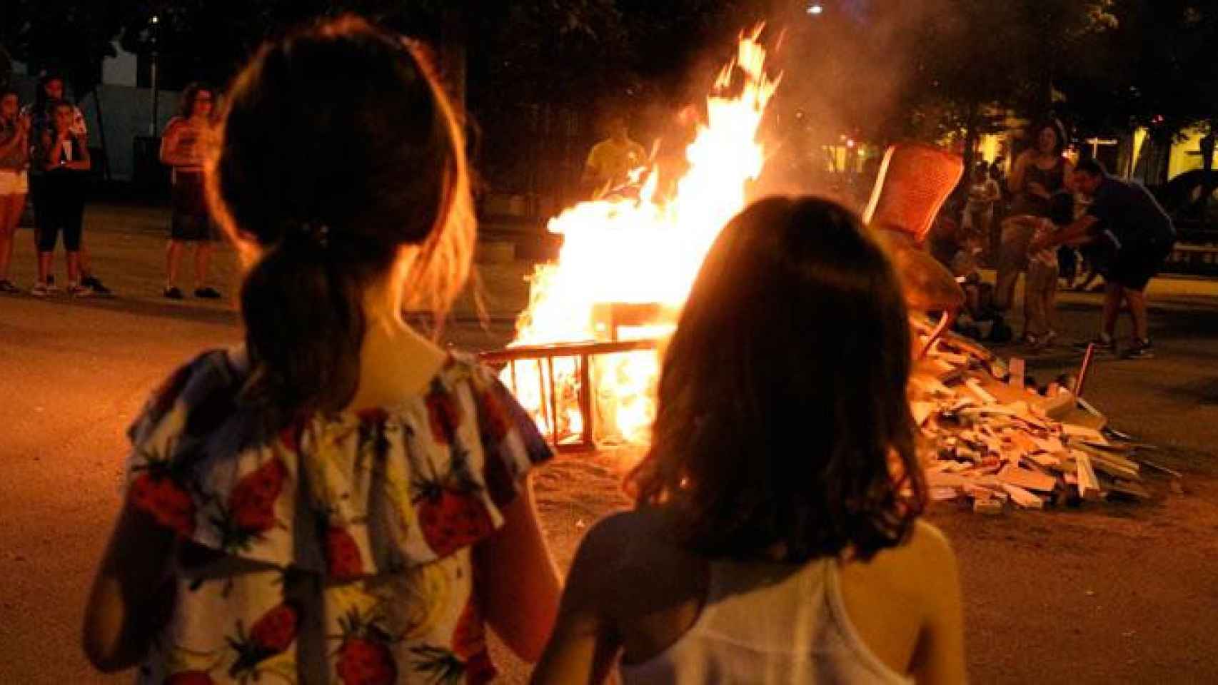 Dos menores velan una hoguera de San Juan en Barcelona el sábado / CG