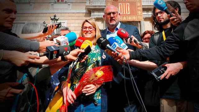 La portavoz de JxCat, Elsa Artadi, en la plaza de Sant Jaume atendiendo a los medios / EFE