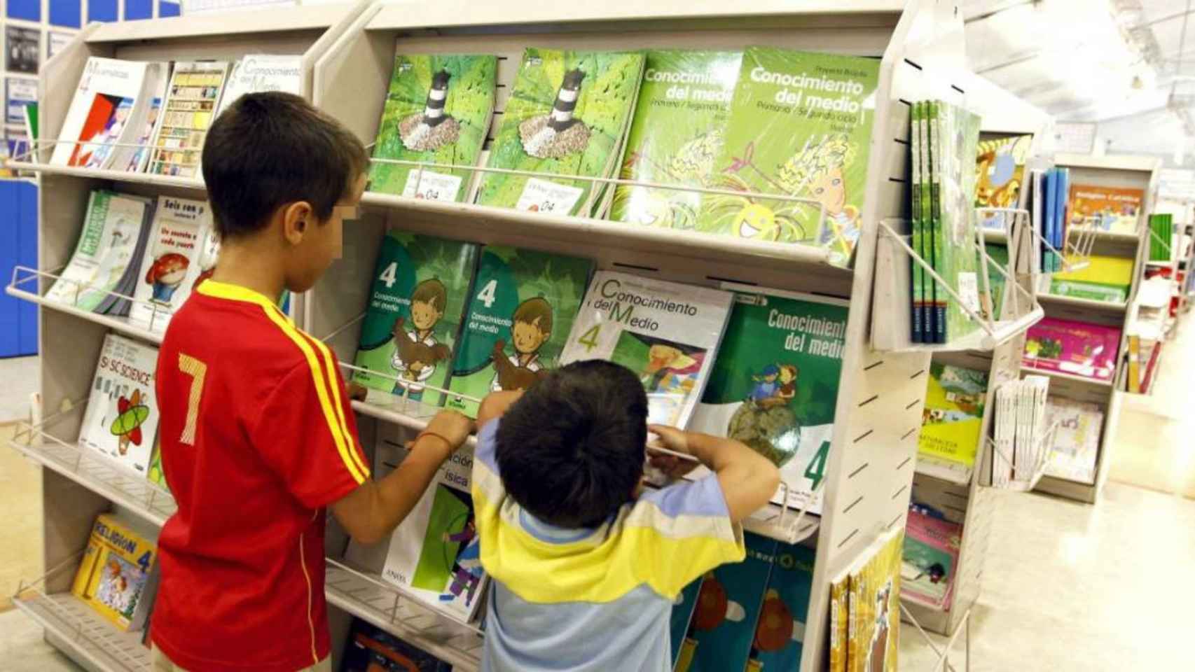 Dos niños escogiendo libros / EFE