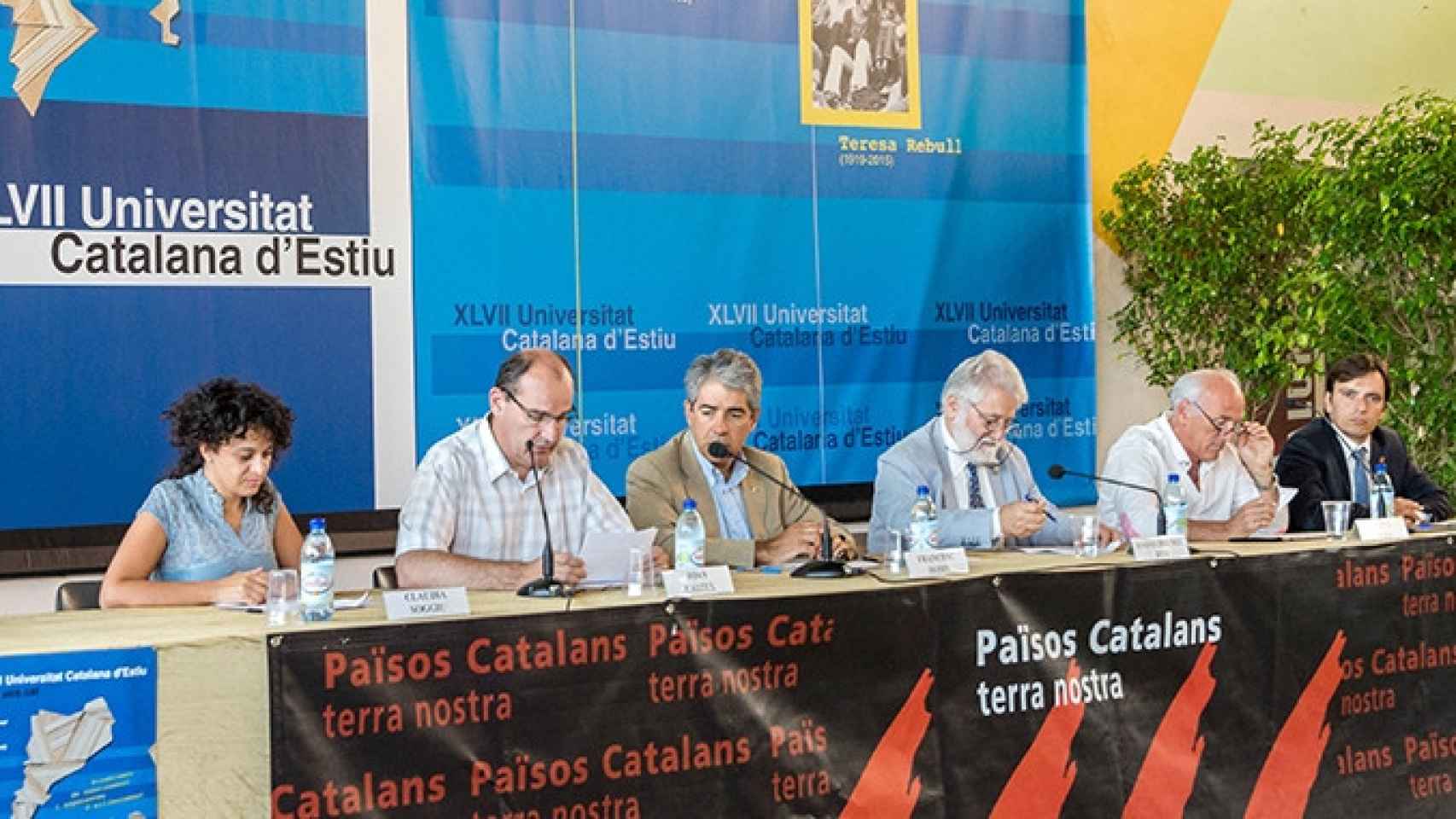 El exconsejero de Presidencia de la Generalitat, Francesc Homs (tercero por la derecha) en una de las ediciones de la Universitat Catalana d'Estiu / UCE PRADA