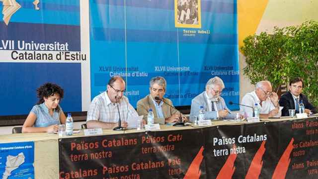 El exconsejero de Presidencia de la Generalitat, Francesc Homs (tercero por la derecha) en una de las ediciones de la Universitat Catalana d'Estiu / UCE PRADA