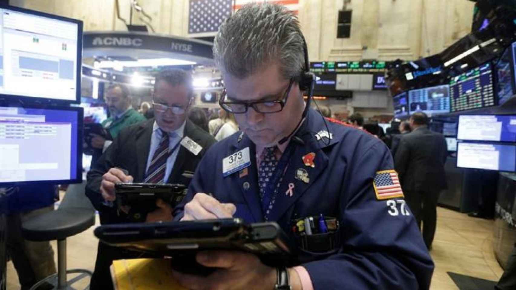 Varios comerciantes operan en Wall Street, en Nueva York (EE.UU.) / EFE