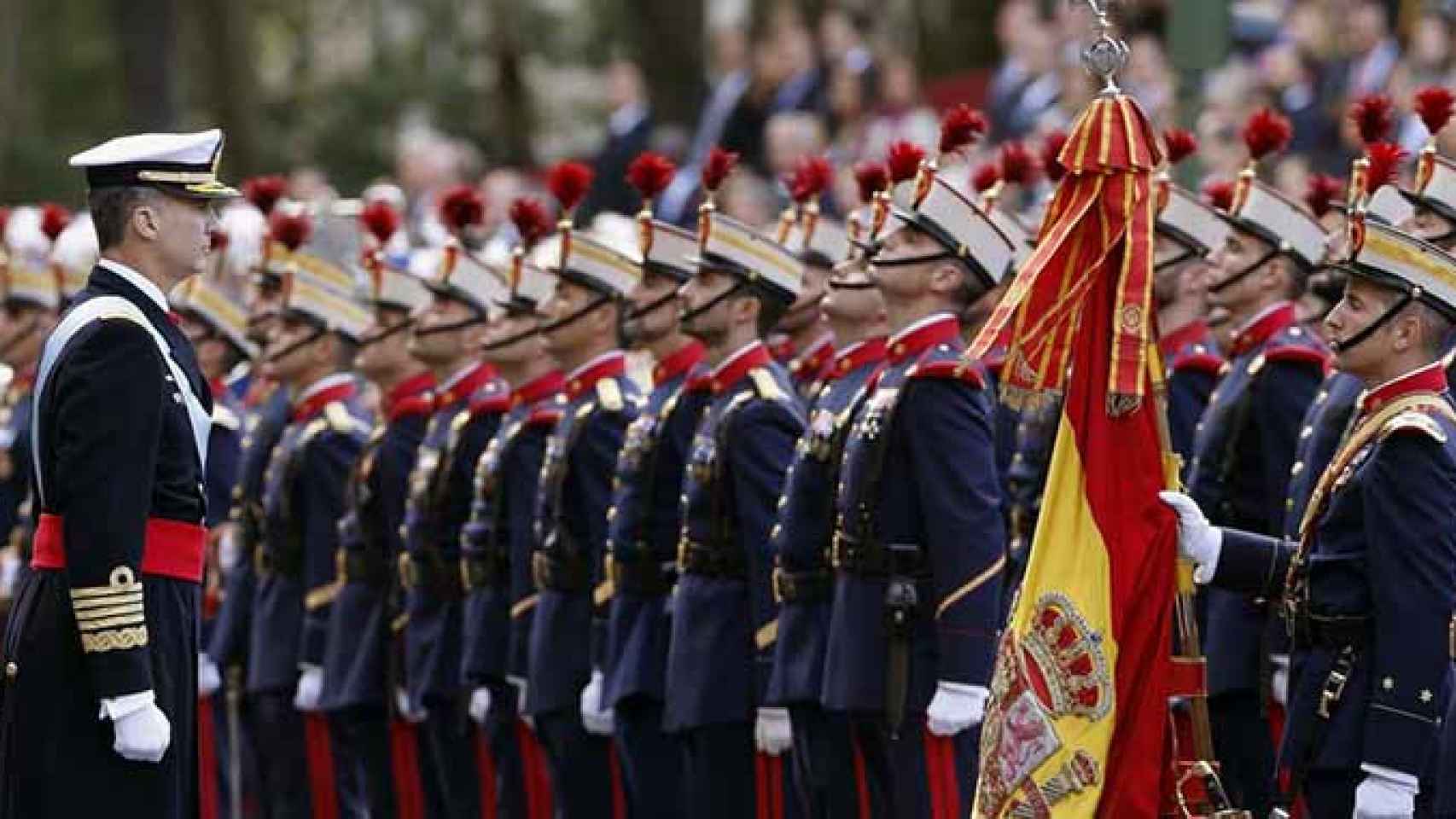 El Rey Felipe pasa revista en un desfile militar / EFE