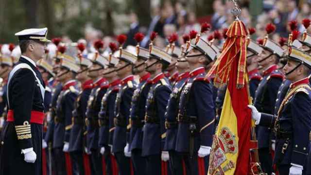 El Rey Felipe pasa revista en un desfile militar / EFE