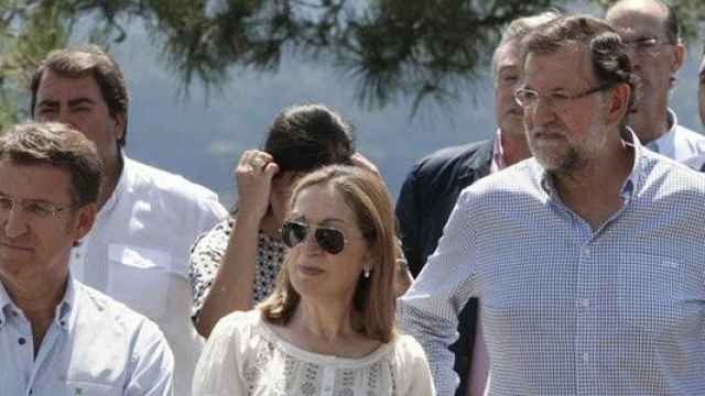 El presidente del Gobierno, Mariano Rajoy (izquierda), junto a la ministra de Fomento, Ana Pastor, y el presidente de la Junta de Galicia, Alberto Núñez Feijóo