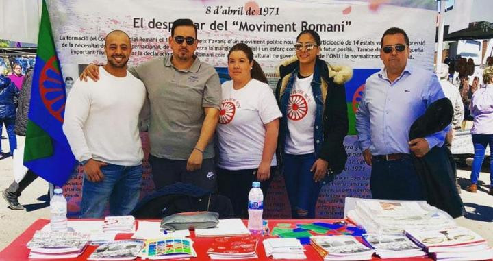 Simón Montero (2º izq) junto a compañeros de la FAGIC el Día internacional del Pueblo Gitano / FAGIC