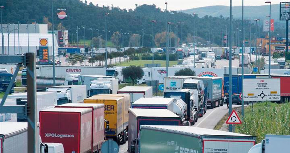 Denso tráfico de camiones en el paso de la Jonquera, en una imagen de archivo / EFE