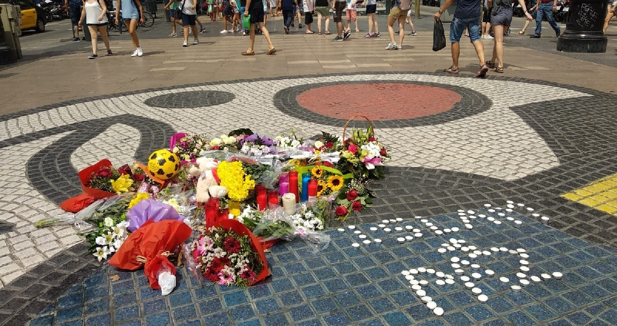 Flores en Las Ramblas en memoria de las víctimas del atentado terrorista / EUROPA PRESS