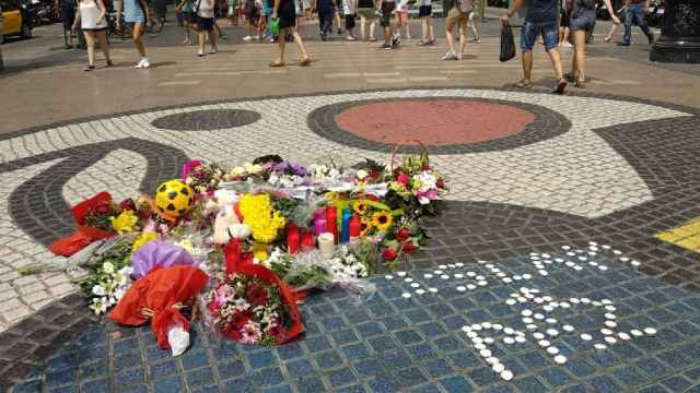 Flores en Las Ramblas en memoria de las víctimas del atentado terrorista / EUROPA PRESS