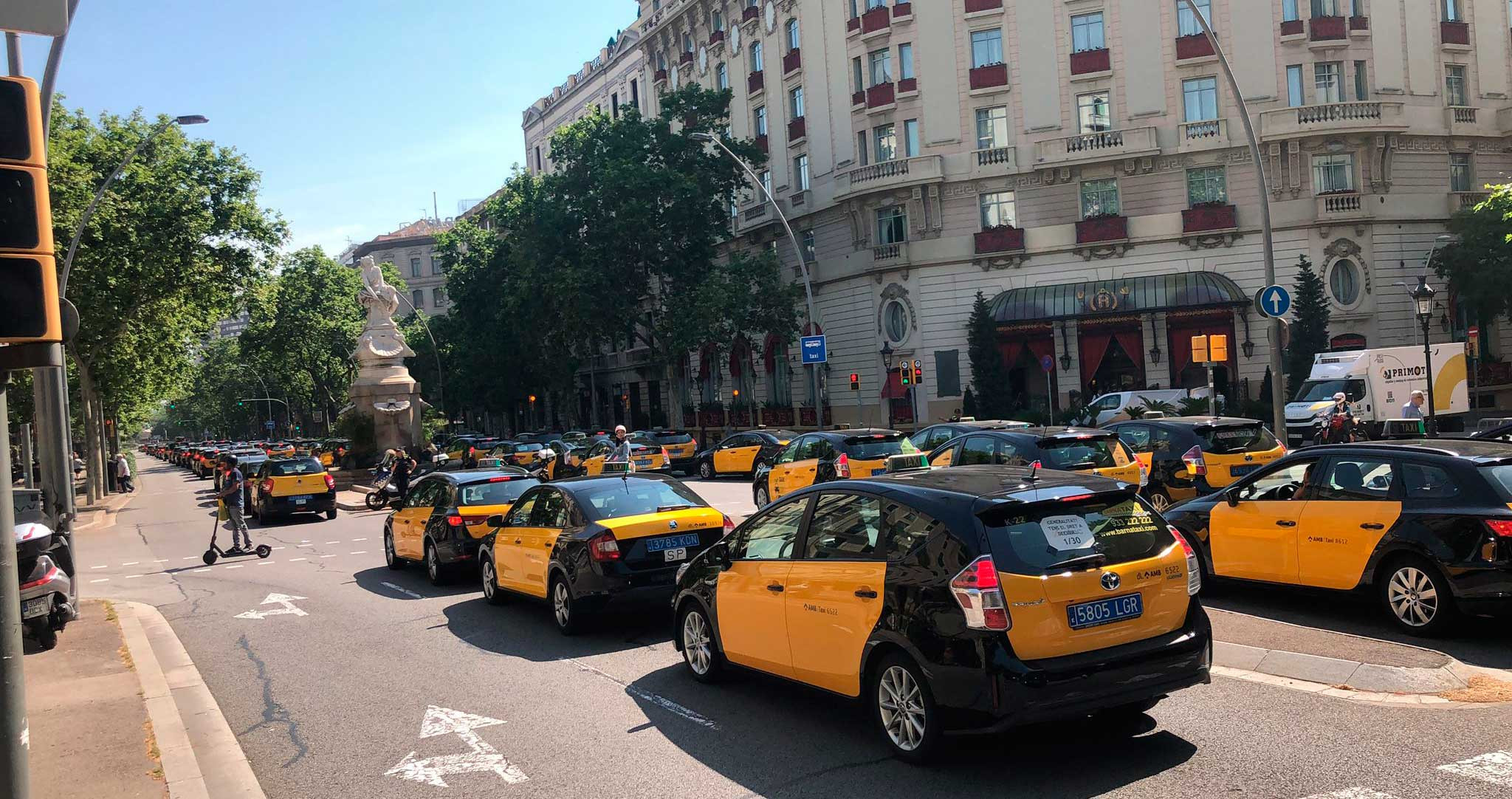 Unos 4.000 taxis colapsan el centro de Barcelona en una marcha lenta / CG