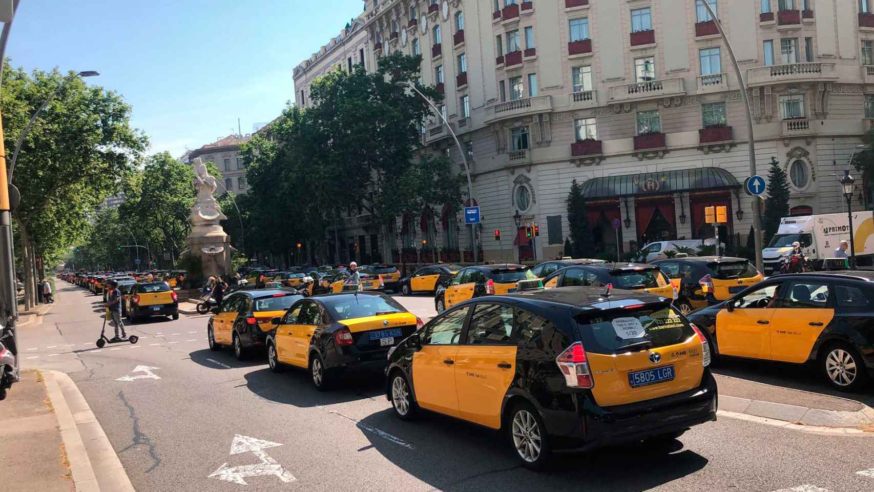 Unos 4.000 taxis colapsan el centro de Barcelona en una marcha lenta / CG