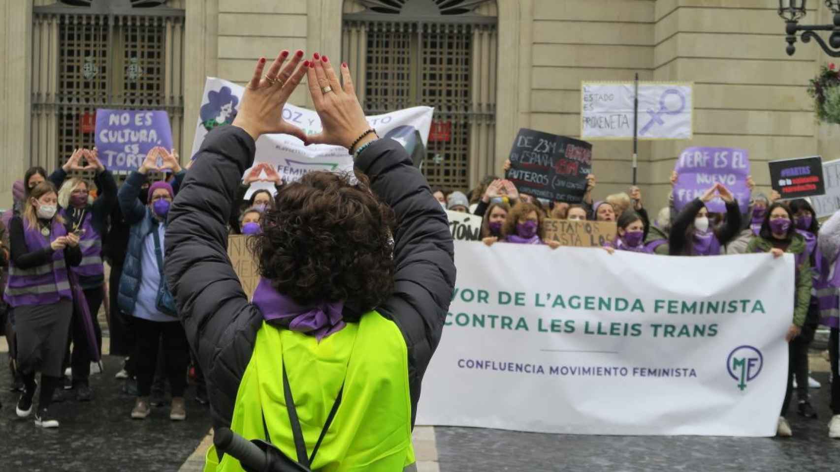 Un centenar de mujeres se manifiestan en la plaza Sant Jaume de Barcelona contra la prostitución y los vientres de alquiler / EUROPA PRESS