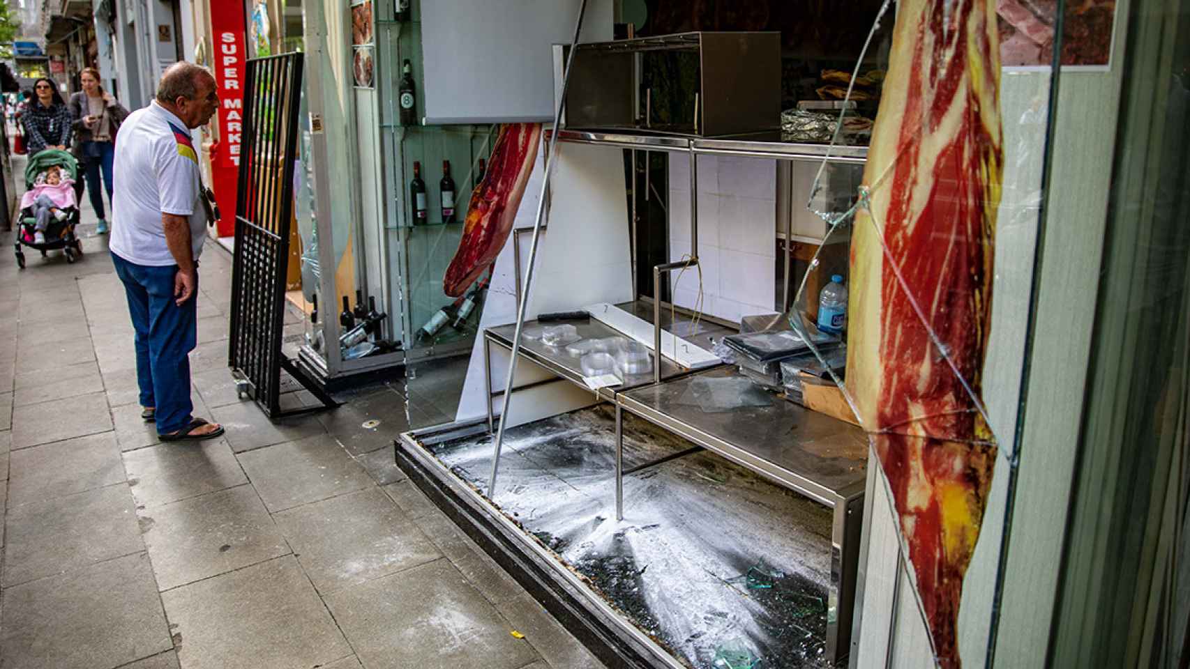 Desperfectos y cristales rotos el escaparate de una charcutería causados por los altercados en las Fiestas de la Mercè, a 25 de septiembre de 2022, en Barcelona / KIKE RINCÓN - EUROPA PRESS