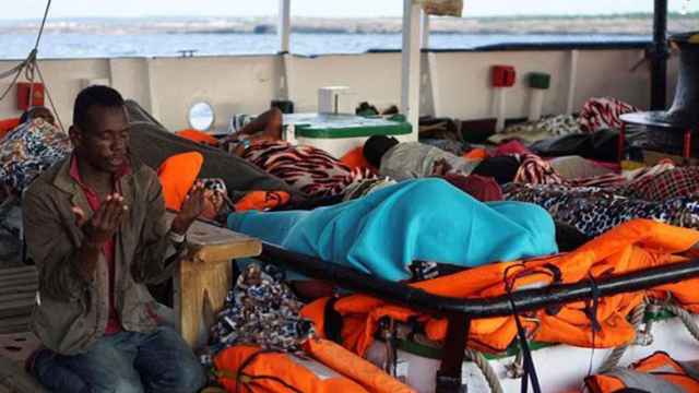 Algunos de los inmigrantes bloqueados por Mateo Salvini enfrente de la costa de Lampedusa / EFE