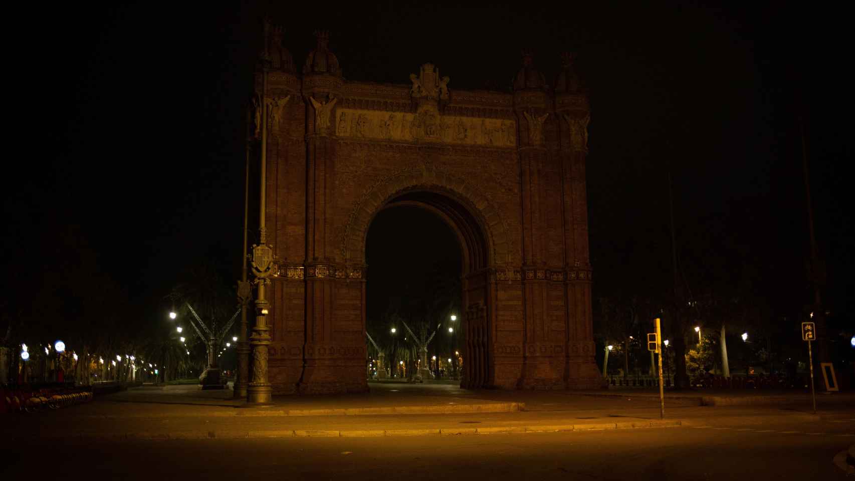 Zona del Arc de Triomf, en Barcelona, vacía al inicio del toque de queda / DAVID ZORRAKINO - EUROPA PRESS