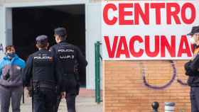 Agentes de la Polícia Nacional ante un local de vacunación en Sevilla / EP