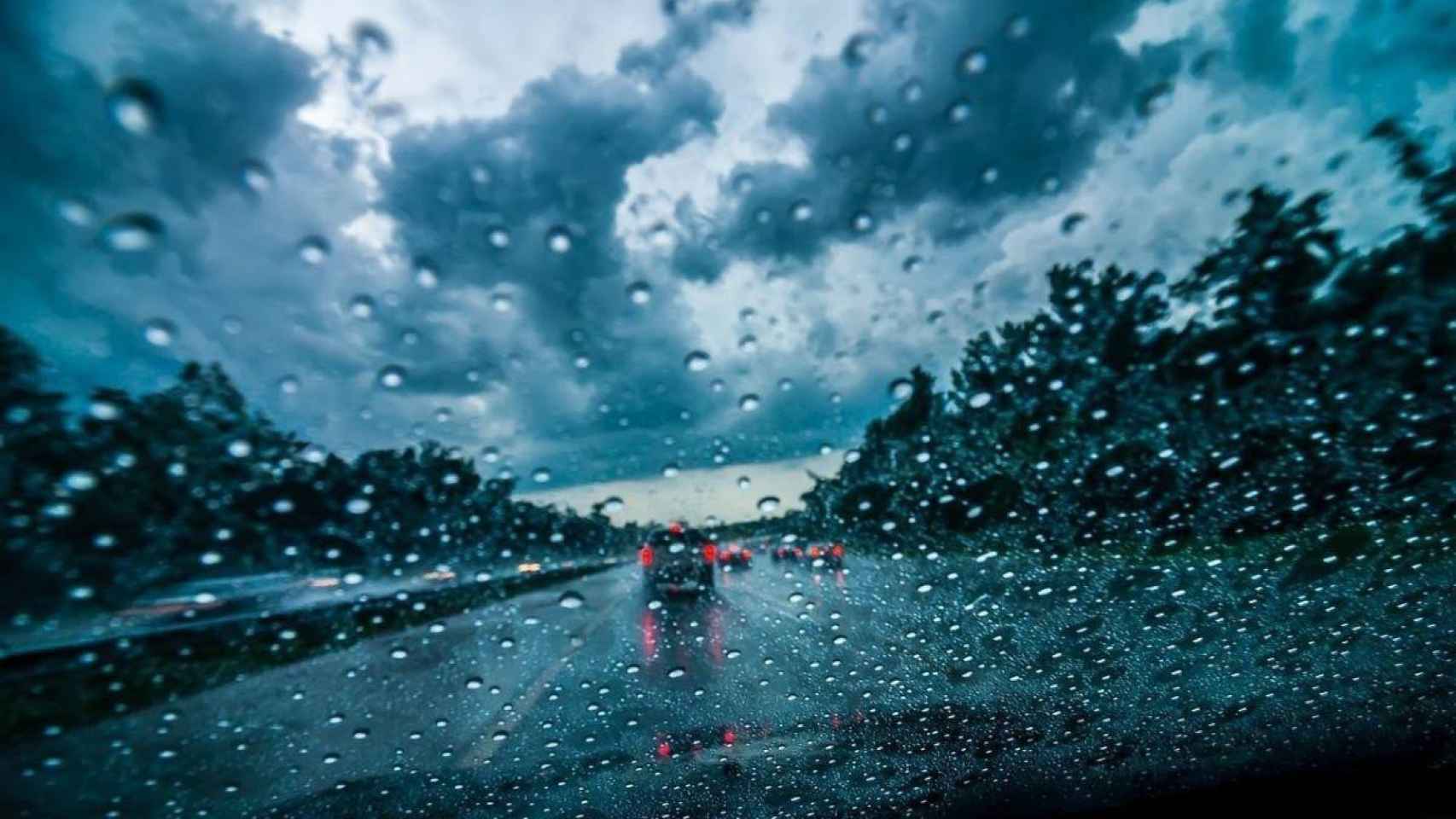 Lluvia en una carretera