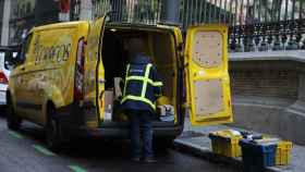 Un trabajador de Correos descarga paquetes de su furgoneta / EUROPA PRESS