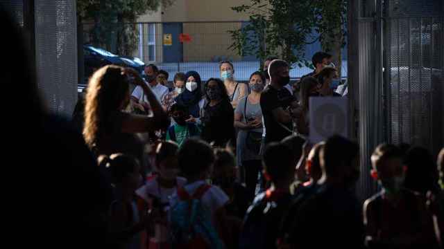 Padres esperando a sus hijos en un un colegio de Cataluña / EP