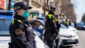 Imagen de agentes de la Guardia Urbana de Barcelona durante un patrullaje / AJBCN