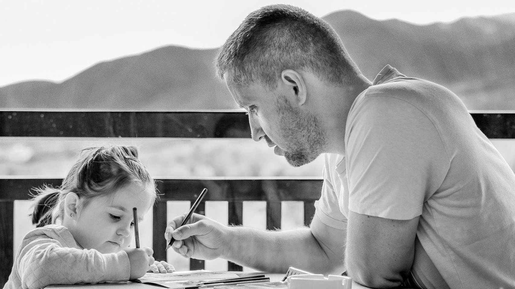 Padre e hija dibujando
